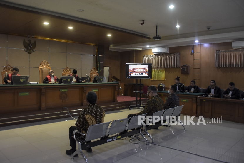 Tiga terdakwa kasus dugaan suap dan gratifikasi proyek pengadaan CCTV dan ISP Bandung Smart City, Yana Mulyana (kiri), Dadang Darmawan (kedua kiri) dan Khairur Rijal (ketiga kiri) menjalani sidang vonis di Pengadilan Tipikor Bandung, Bandung, Jawa Barat, Rabu (13/12/2023). Majelis Hakim menjatuhkan vonis terhadap Mantan Wali Kota Bandung Yana Mulyana dengan empat tahun hukuman penjara dan denda Rp200 juta subsider tiga bulan, sementara Kadishub Kota Bandung Dadang Darmawan divonis dengan empat tahun hukuman penjara dan denda Rp200 juta subsider tiga bulan. Sekretaris Dishub Kota Bandung Khairul Rijal divonis dengan lima tahun hukuman penjara dan denda Rp200 juta subsider tiga bulan.