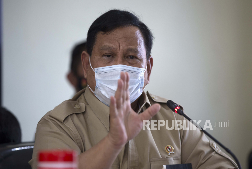 Menteri Pertahanan Indonesia Prabowo Subianto berbicara kepada media selama konferensi pers mengenai kapal selam angkatan laut yang hilang di Bali, Indonesia, Kamis, 22 April 2021. 
