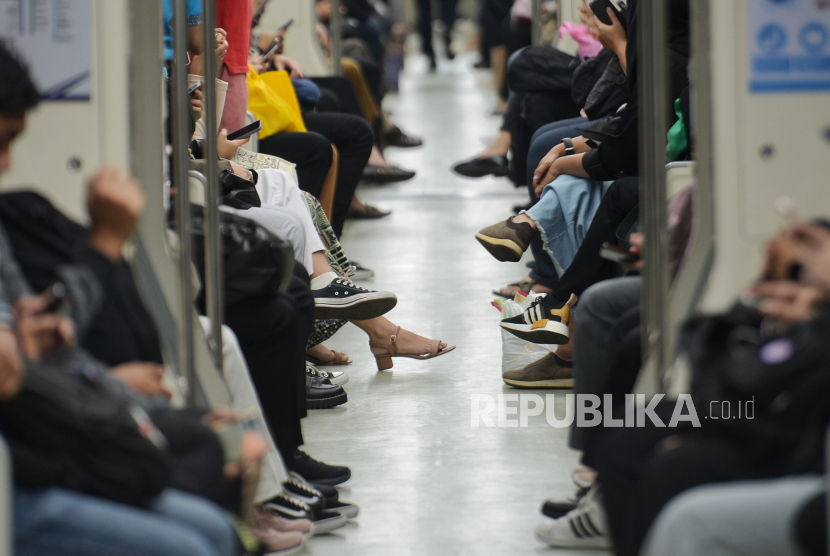 Passengers board the Jabodebek Light Rail Transit (LRT) at Dukuh Atas station, Jakarta, Tuesday (9/1/2024). The Jabodebek LRT recorded a total of 4.5 million passengers from August 28, 2023 until the end of the year, or an average of 36,000 passengers per day. Meanwhile, PT Kereta Api Indonesia is targeting the number of LRT passengers this year to reach 25 million people or 69,000 people per day.