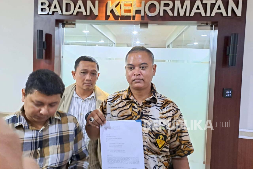 Ketua Kongres Pemuda Indonesia (KPI) DKI Jakarta Sapto Wibowo (kanan) dan kuasa Hukumnya Pitra Romadoni Nasution (kiri) di Gedung DPRD DKI Jakarta, Rabu (26/7/2023)