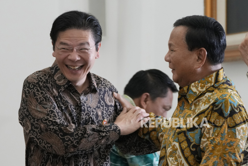 PM Singapura dan Menteri Keuangan Lawrence Wong, kiri, berbagi momen ringan dengan Menteri Pertahanan Indonesia dan presiden terpilih Prabowo Subianto saat pertemuan mereka di Istana Bogor. 