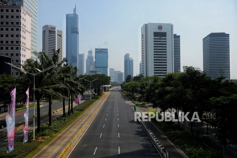 Suasana Jalan Sudirman yang lengang saat pengalihan lalu lintas dalam rangka KTT ke-43 ASEAN di Jakarta, Selasa (5/9/2023). 