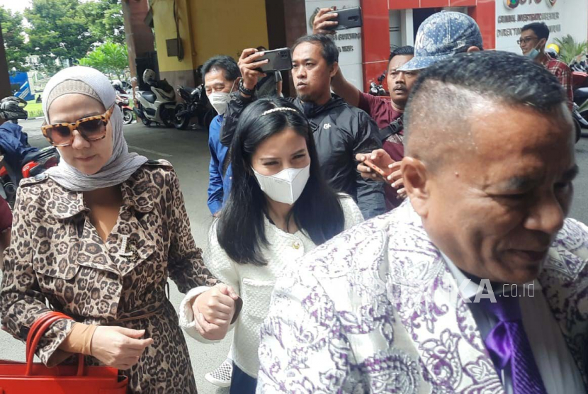 Venna Melinda kembali mendatangi Mapolda Jatim untuk menjalani pemeriksaan tambahan terkait dugaan kasus kekerasan dalam rumah tangga (KDRT) yang dilakukan suaminya, Ferry Irawan, Kamis (26/1/2023).