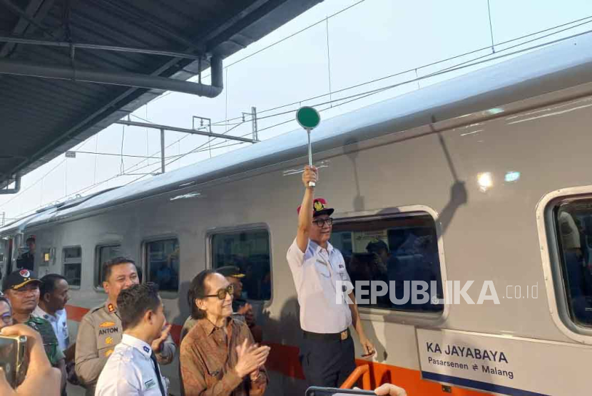 PT Kereta Api Indonesia (Persero) meluncurkan Kereta Ekonomi New Generation di Stasiun Pasar Senen, Jakarta, Selasa (26/9/2023).