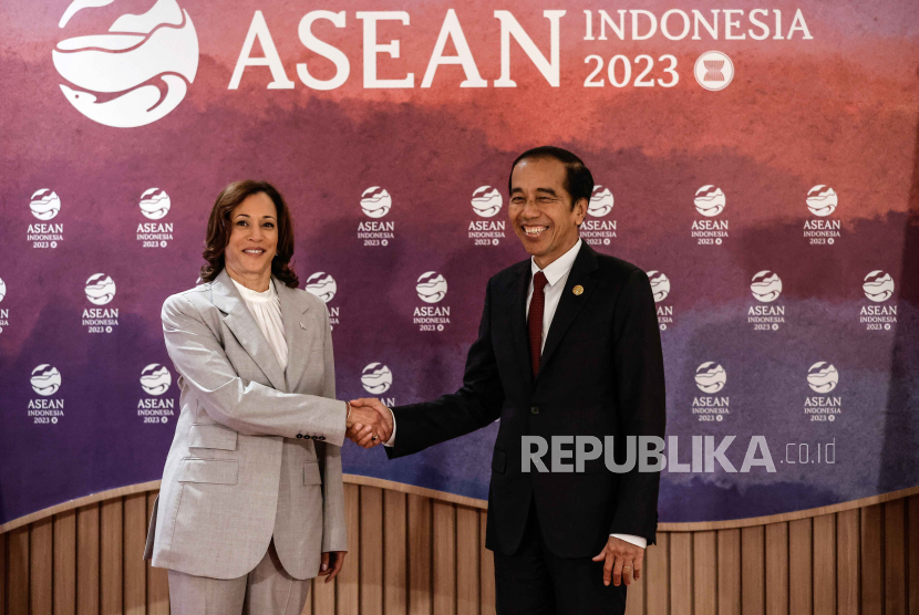 Wapres Amerika Serikat Kamala Harris (kiri) berjabat tangan dengan Presiden RI Joko Widodo.