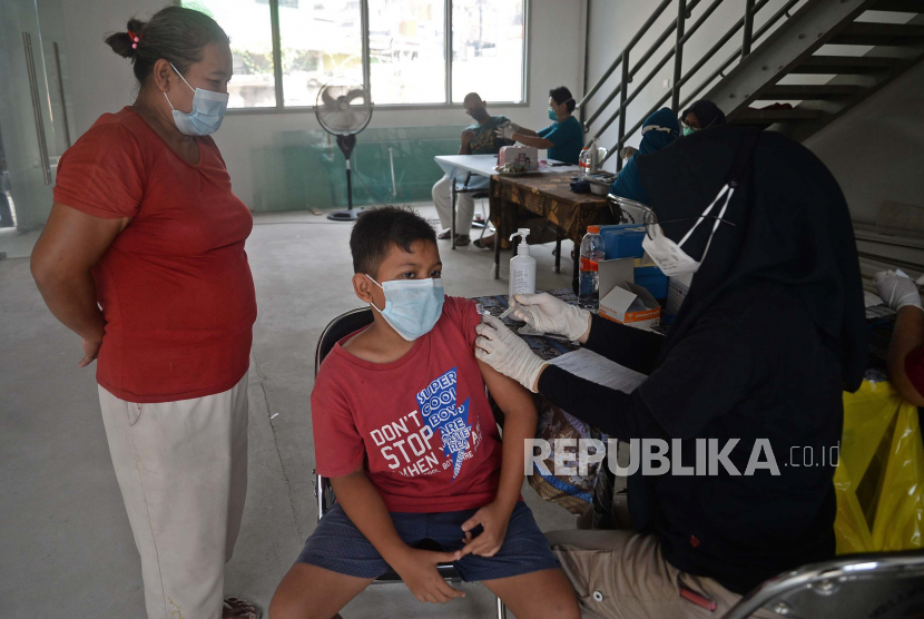 6,26 Juta Warga KTP DKI Sudah Divaksinasi Dosis Pertama. Tenaga kesehatan puskesmas Kecamatan Menteng menyuntikkan vaksin covid-19 kepada warga saat pelaksanaan vaksinasi Covid-19 dinamis wilayah Kecamatan Menteng di RW 01 Kelurahan Cikini, Menteng, Jakarta, Sabtu (11/9). Kegiatan vaksin dengan mendekatkan lokasi vaksinasi ke permukiman warga tersebut untuk mendukung langkah percepatan program vaksinasi Covid-19 di wilayah Jakarta.Prayogi/Republika.
