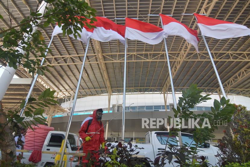 [Ilustrasi] Relawan Palang Merah Indonesia (PMI) menyemprotkan disinfektan.