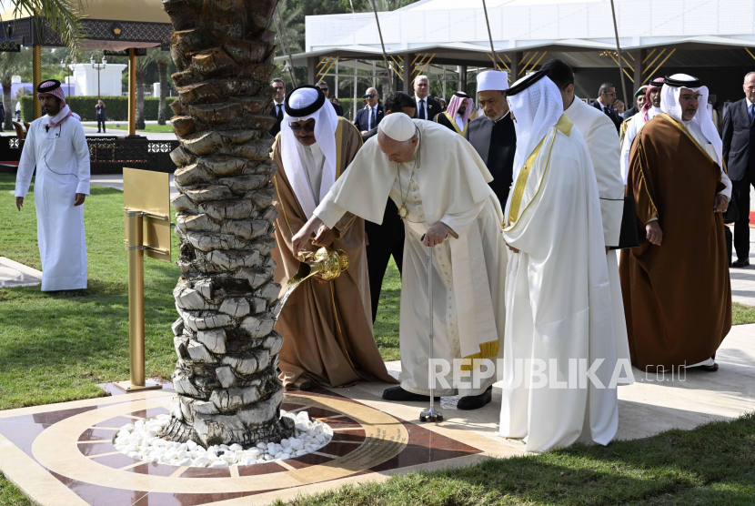 Sebuah gambar selebaran yang disediakan oleh Media Vatikan menunjukkan Paus Fransiskus bersama Yang Mulia Raja Bahrain Hamad bin Isa Al Khalifa dan Imam Besar Al-Azhar, menanam Pohon Perdamaian dalam sebuah upacara di Bahrain. 