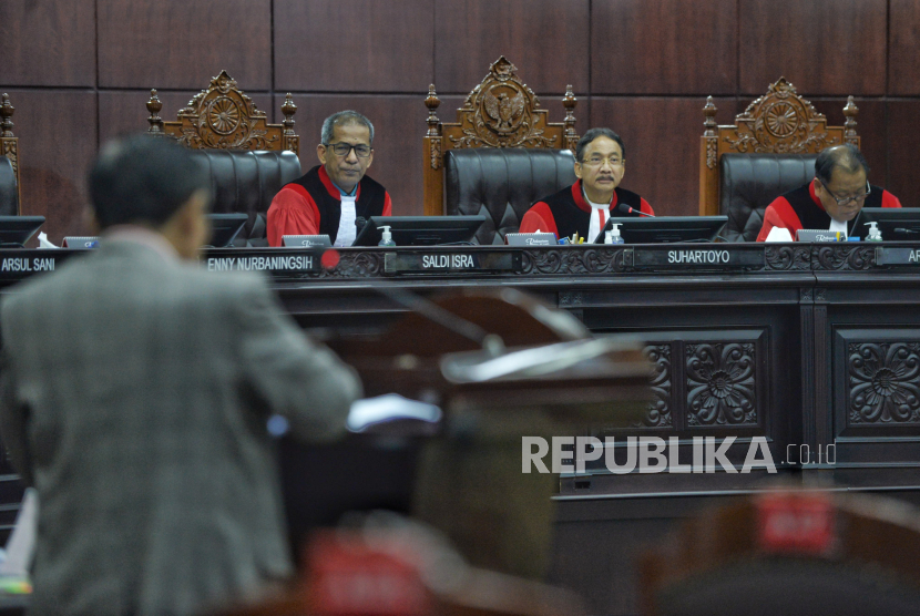 Ketua Majelis Hakim Mahkamah Konstitusi (MK) Suhartoyo (tengah) besama hakim konstitusi lainnya memimpin sidang lanjutan Perselisihan Hasil Pemilihan Umum (PHPU) Presiden dan Wakil Presiden Tahun 2024 dengan pemohon pasangan no urut 03 Ganjar Pranowo dan Mahfud MD di Gedung Mahkamah Konstitusi, Jakarta, Selasa (2/4/2024). Agenda sidang lanjutan tersebut yaitu Pembuktian Pemohon (Mendengarkan keterangan ahli dan saksi Pemohon serta Pengesahan alat bukti tambahan Pemohon). Tim Hukum Ganjar-Mahfud menghadirkan 9 ahli dan 10 saksi dalam sidang lanjutan Perselisihan Hasil Pemilihan Umum (PHPU) tersebut.