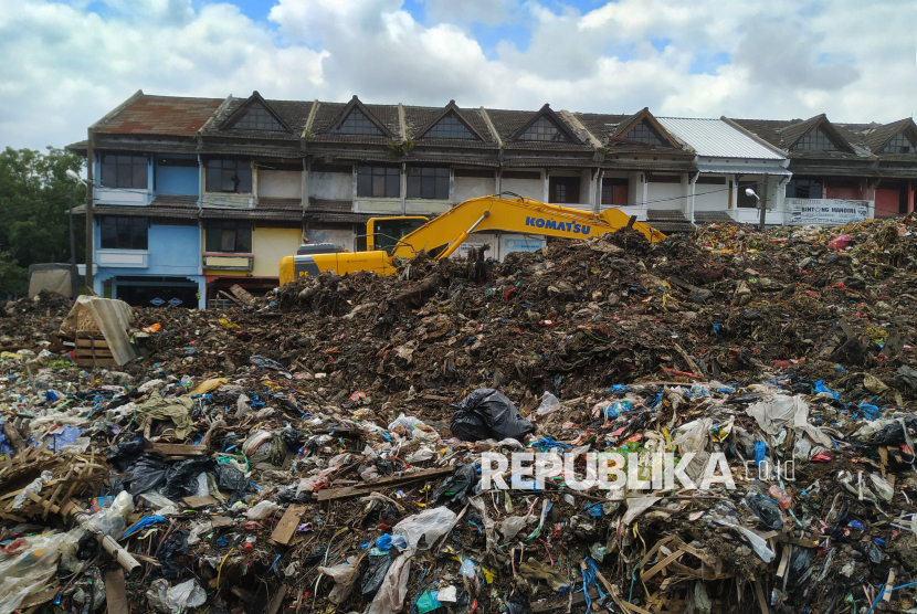 Sampah menumpuk di Pasar Caringin hingga menyerupai bukit di depan Pasar Caringin Kota Bandung, Jawa Barat