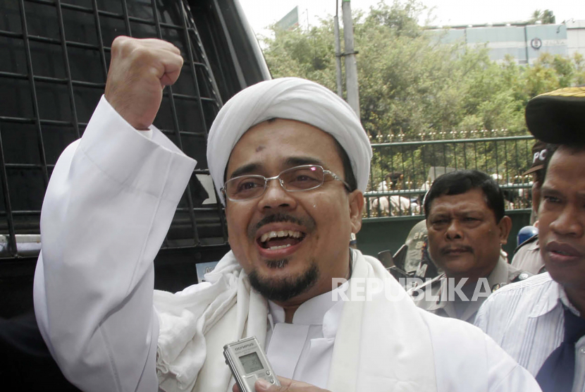  FILE - Dalam file foto 30 Oktober 2008 ini, Habib Rizieq Shihab, pemimpin Front Pembela Islam (FPI)