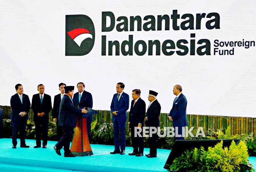 Presiden Prabowo Subianto didampingi Wapres Gibran Rakabuming Raka (ketiga kiri) bersama Presiden ketujuh Joko Widodo (keempat kanan), Presiden keenam Susilo Bambang Yudhoyono (keempat kiri), Wapres ke-13 Maruf Amin (kedua kanan), Wapres ke-12 Jusuf Kalla (ketiga kanan), Wapres ke-11 Boediono (kedua kiri), Menteri BUMN Erick Thohir (kiri), serta Menteri Investasi dan Hilirisasi/Kepala Badan Koordinasi Penanaman Modal Rosan Roeslani (kanan) meluncurkan secara simbolis badan pengelola investasi Daya Anagata Nusantara (Danantara) Istana Merdeka, Jakarta Pusat, Senin (24/2/2025). Danantara resmi diluncurkan sebagai dana kekayaan Negara atau sovereign wealth fund Indonesia yang akan mengelola aset senilai lebih dari 900 miliar dolar AS, dengan proyeksi dana awal mencapai 20 miliar dolar AS.