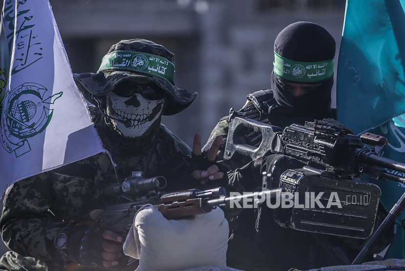 Pejuang brigade Izz ad-Din al-Qassam, sayap militer Hamas (ilusrasi). 