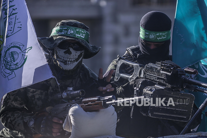 Pejuang brigade Izz ad-Din al-Qassam, sayap militer Hamas, berparade untuk mengenang para pejuang al-Qassam yang tewas dalam konflik baru-baru ini di Kota Gaza, 27 Mei 2021 (dikeluarkan 28 Mei 2021). Setelah sebelas hari bertempur, gencatan senjata mulai berlaku pada 21 Mei antara Israel dan militan di Jalur Gaza di bawah inisiatif Mesir untuk gencatan senjata tanpa syarat.