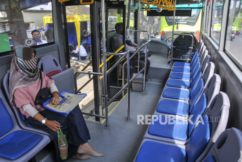 Sejumlah warga menggunakan fasilitas bus Transpatriot di Harapan Indah, Bekasi, Jawa Barat