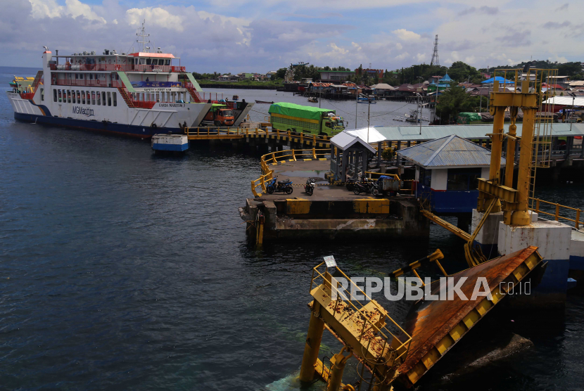 Kondisi dermaga penghubung kendaraan yang  ambruk  di Dermaga 1 Pelabuhan Ferry Bastiong, Kota Ternate, Maluku Utara, Jumat (12/5/2023). 