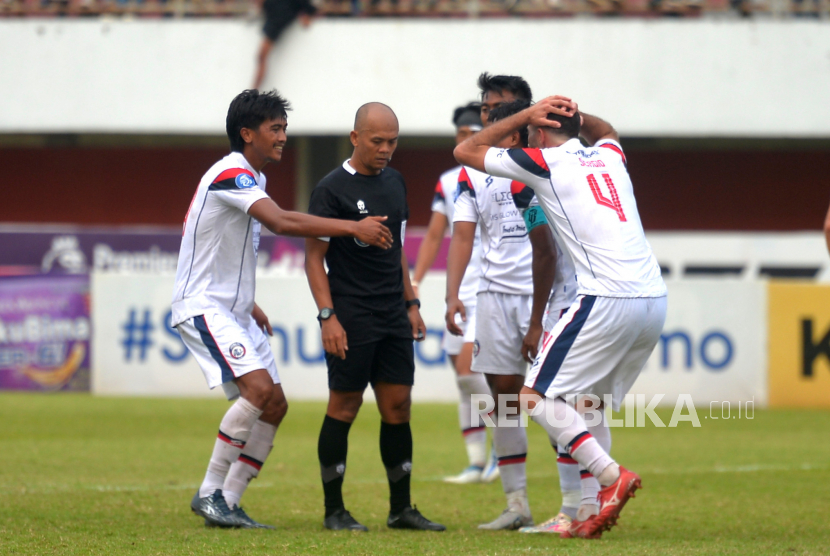 Protes pemain kepada wasit dalam sebuah laga Liga 1 Indonesia. (ilustrasi)