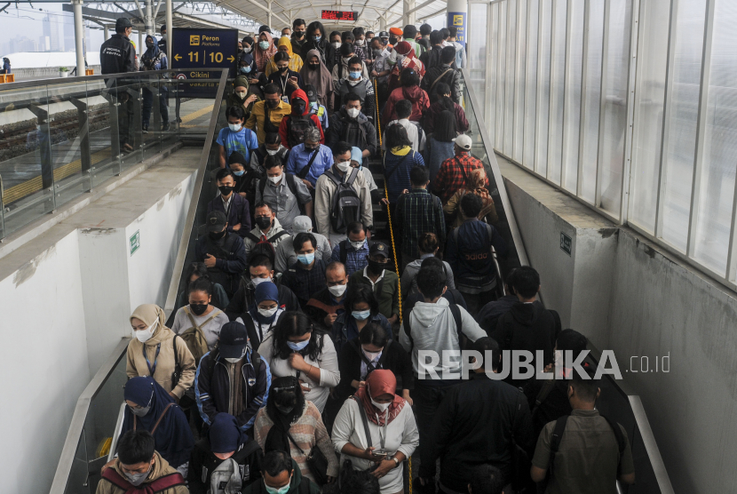 Penumpang Krl Menumpuk Di Stasiun Manggarai Imbas Perubahan Rute Republika Online 8058