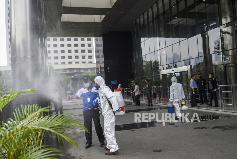 PMI Jakarta Selatan Layani Penyemprotan Disinfektan. Petugas menyemprotkan cairan disinfektan di halaman Gedung KPK Merah Putih di Jakarta, Rabu (18/3/2020). (ANTARA/Nova Wahyudi)