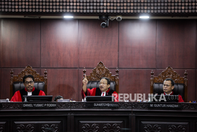 Ketua Hakim Mahkamah Konstitusi (MK) Suhartoyo (tengah) bersama Hakim MK Daniel Yusmic P Foekh (kiri) dan Guntur Hamzah saat memimpin jalannya sidang di Mahkamah Konstitusi. (foto ilustrasi)
