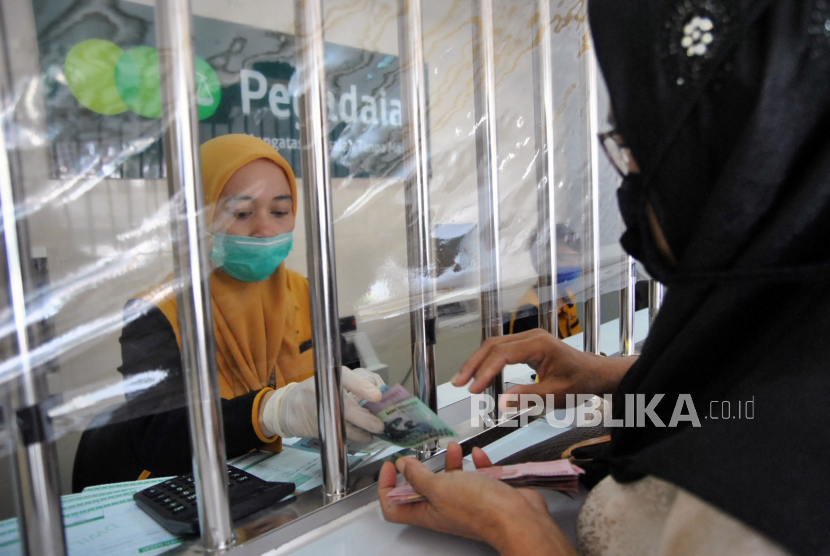Pegadaian Kanwil Bandung menetapkan bunga nol persen yang berlaku untuk nasabah yang memiliki pinjaman maksimal Rp 1 juta. Foto nasabah melakukan transaksi di Kantor Cabang Pegadaian  (ilustrasi)
