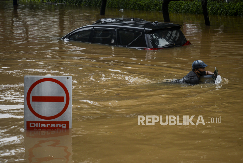 Warga berenang melewati banjir di kawasan Kemang, Jakarta, Sabtu (20/2). Banjir yang terjadi akibat tingginya curah hujan serta drainase yang buruk itu membuat kawasan Kemang tergenang air dengan ketinggian sekitar 1,5 meter. Republika/Putra M. Akbar