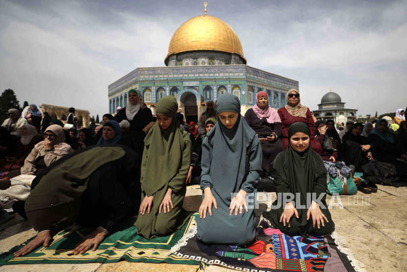 Umat Muslim menjalani Sholat Jumat di Kompleks Masjid Al Aqsa, Jumat (29/3/2024).
