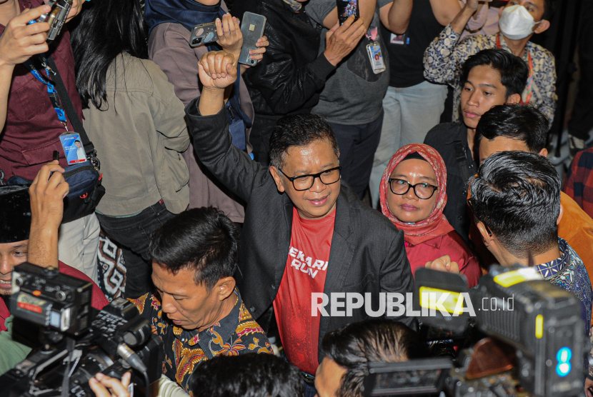 Terdakwa Hasto Kristiyanto berjalan keluar Rutan KPK Gedung Merah Putih, Jakarta, Jumat (1/8/2025). Sekjen PDI Perjuangan Hasto Kristiyanto resmi bebas  dari tahanan usai mendapatkan amnesti dari Presiden Prabowo Subianto. Sebelumnya, Hasto diketahui telah diconis hukuman 3,5 tahun kurungan terkait kasus suap pengurusan pergantian antarwaktu (PAW) anggota DPR untuk Harun Masiku. Pemberian amnesti tersebut membuat Hasto tak perlu menjalani hukumannya.