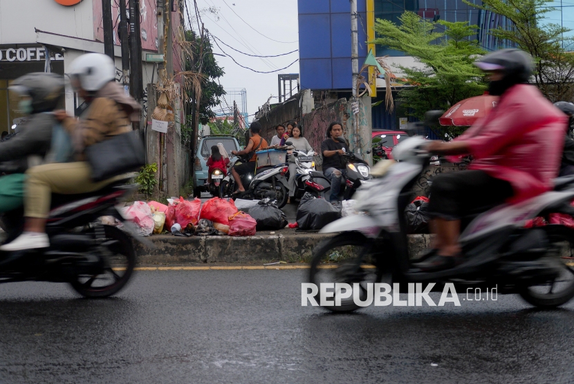 Timbunan Sampah Setinggi 2 Meter Kembali Tutupi Bahu Jalan di Tangsel