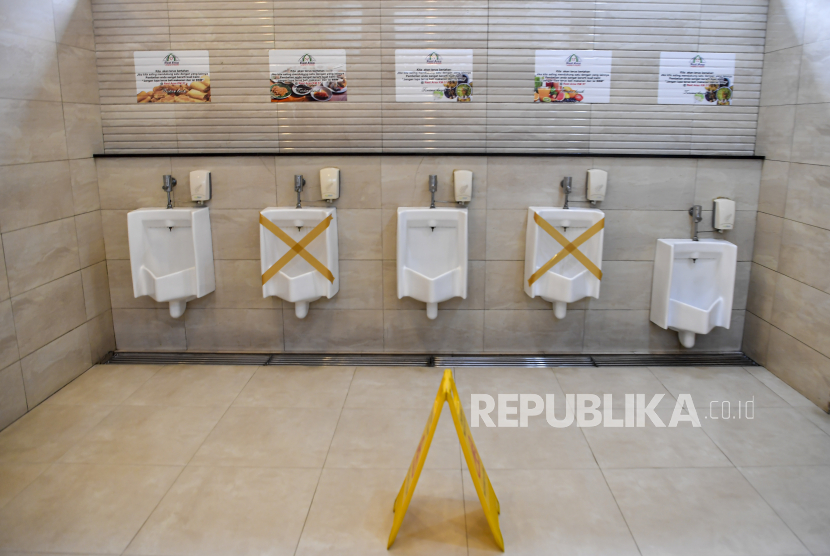 Suasana toilet yang menerapkan pembatasan sosial di rest area KM 57 tol Cikampek, Karawang, Jawa Barat, Kamis (21/5/2020).