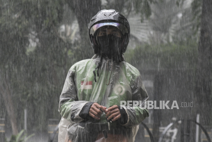 Seorang pengendara ojek daring melintasi kawasan Bundaran HI, Jakarta, Jumat (18/2/2022). Badan Meteorologi, Klimatologi dan Geofisika (BMKG) mengungkapkan potensi curah hujan meningkat dan cuaca ekstrem sepanjang 17-23 Februari 2022 di sejumlah wilayah Indonesia. 