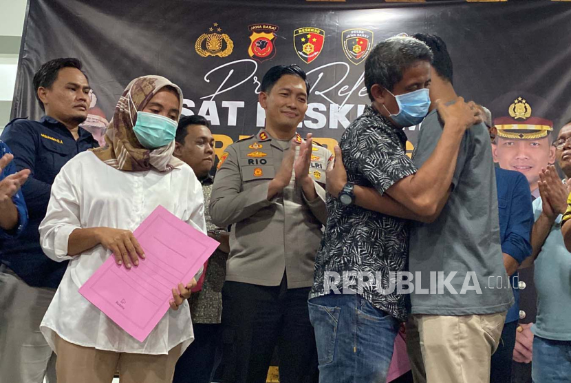 Polres Bogor mengungkapkan dua bayi yang dilahirkan di RS Sentosa Bogor pada Juli 2022 memang tertukar dari hasil tes DNA yang dilakukan pada Senin (21/8/2023). Dua ibu yakni Siti Mauliah dan D pun saling berpelukan dalam konferensi pers pada Jumat (25/8/2023) malam di Mapolres Bogor.