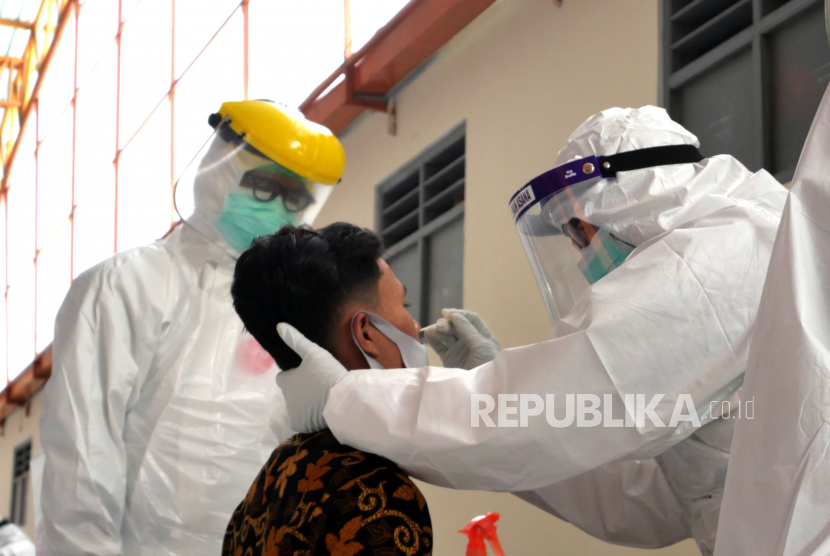 Petugas kesehatan melakukan pengambilan sampel tes usap/ SWAB di Pondok Pesantren Sunan Pandanaran, Sleman, Yogyakarta