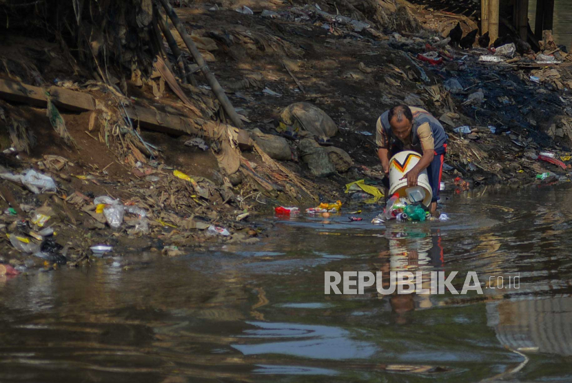 Warga membuang sampah di aliran Sungai Ciliwung, Manggarai, Jaksel (ilustrasi).