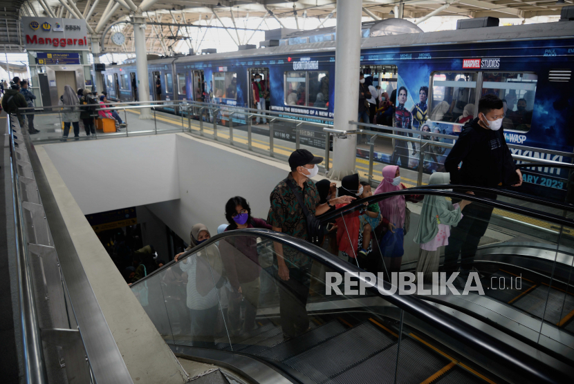 Penumpang bersiap menaiki KRL di Stasiun Manggarai, Jakarta, Ahad (12/2/2023). 