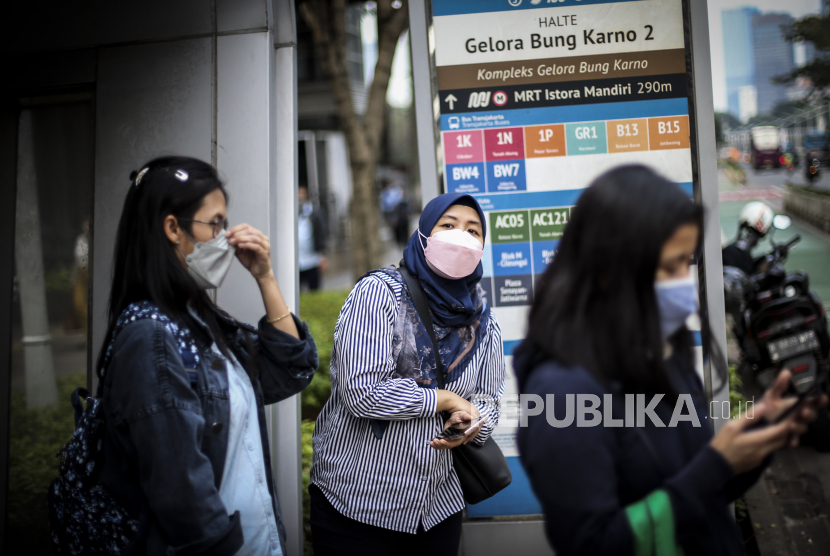 Karyawan menunggu bus saat jam pulang kerja di kawasan Senayan, Jakarta. Dishub DKI mengakui kesulitan mengatur jam kerja karyawan untuk mengatasi kemacetan.