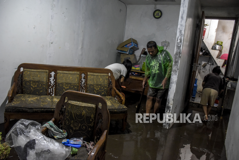Sejumlah warga membersihkan sisa lumpur pascabanjir di kawasan Campaka, Kecamatan Andir, Kota Bandung, Selasa (2/11). Banjir akibat luapan sungai Cibereum yang merendam sedikitnya 70 rumah di kawasan tersebut berangsur surut, dan warga mulai membersihkan rumah dari endapan lumpur sisa banjir. Foto: Republika/Abdan Syakura