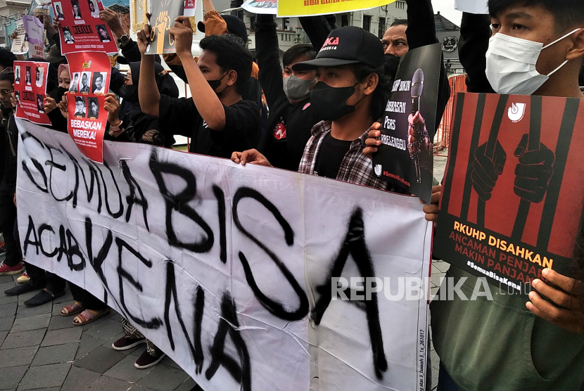 Aliansi masyarakat dan mahasiswa menggelar unjuk rasa menolak pengesahan RKUHP di Tugu Pal Putih, Yogyakarta, Selasa (6/12/2022). Mereka menolak pengesahan RKUHP karena menganggap banyak pasal-pasal yang bermasalah.