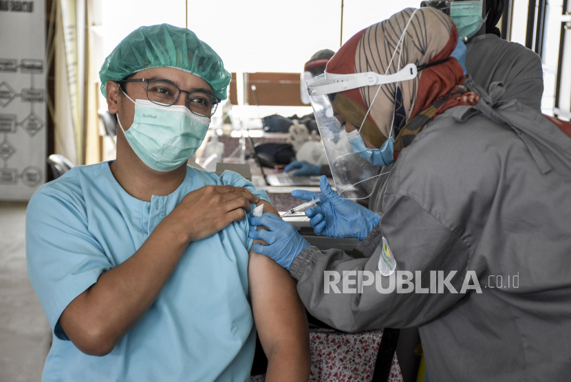 Vaksinator menyuntikkan vaksin Covid-19 ke tenaga kesehatan di UPT Puskesmas Babatan, Jalan Babatan, Kota Bandung, Jumat (15/1). Sebanyak 1,48 juta tenaga kesehatan akan divaksin secara bertahap hingga Februari 2021 sebagai salah satu upaya untuk menekan jumlah tenaga kesehatan yang sakit bahkan meninggal saat bertugas menanggulangi Covid-19. Foto: Abdan Syakura/Republika
