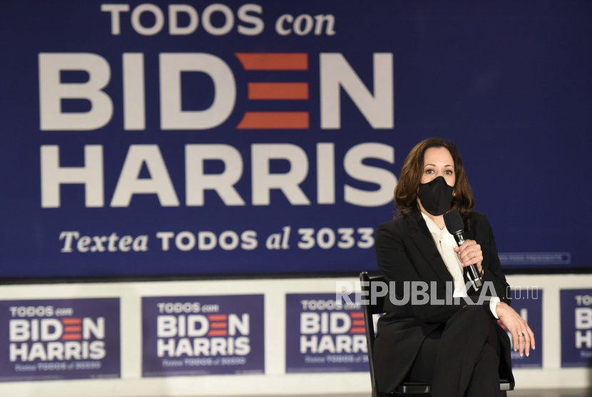  Kandidat wakil presiden dari Partai Demokrat, Senator Kamala Harris, berpartisipasi dalam percakapan komunitas dengan para pemimpin Latin dan pejabat terpilih selama kampanye berhenti di Taller Puertorriqueno, Kamis, 17 September 2020, di Philadelphia.