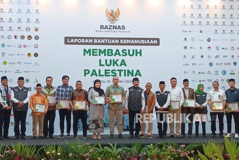Laporan Bantuan Kemanusiaan Baznas untuk Palestina, di Asrama Haji Pondok Gede, Jakarta Timur, Rabu (10/1/2024). 