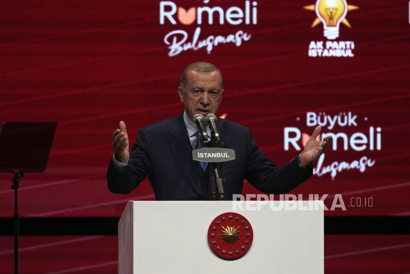  Kandidat Presiden Turki dan Aliansi Rakyat Recep Tayyip Erdogan, berbicara kepada para pendukungnya saat kampanye pemilu di Istanbul, Turki, Senin (22/5/2023).