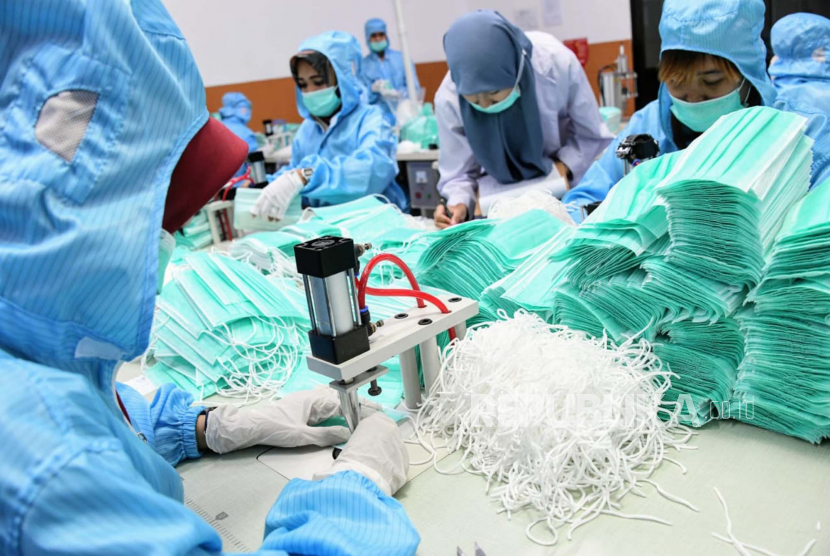 Pekerja PT Multi One Plus, menyelesaikan Alat Pelindung Diri (APD), masker bedah, dan baju hazmat di Kabupaten Bogor, selama ini Indonesia kerap mengimpor alkes dan bahan baku obat-obatan.