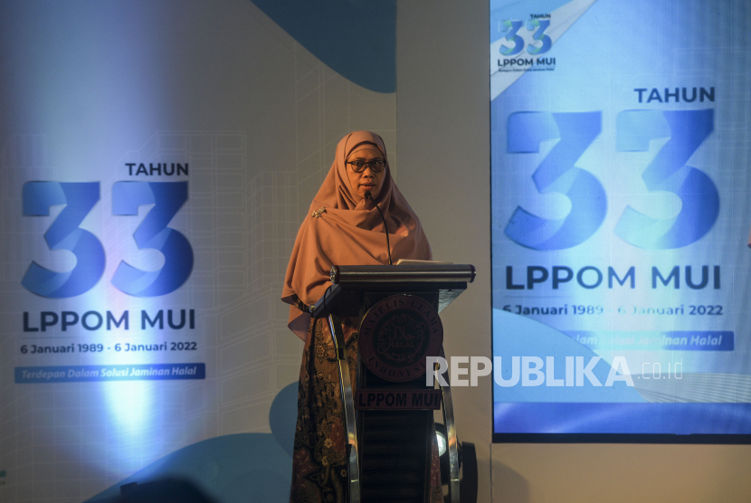 Direktur Utama LPPOM MUI Muti Arintawati memberikan sambutan pada acara Refleksi 33 Tahun Perjalanan LPPOM MUI dan Peresmian Laboratorium Kimia dan Mikrobiologi di Global Halal Center, Kota Bogor, Jawa Barat, Selasa (25/1/2022). LPPOM MUI Selenggarakan Halal Award 2022