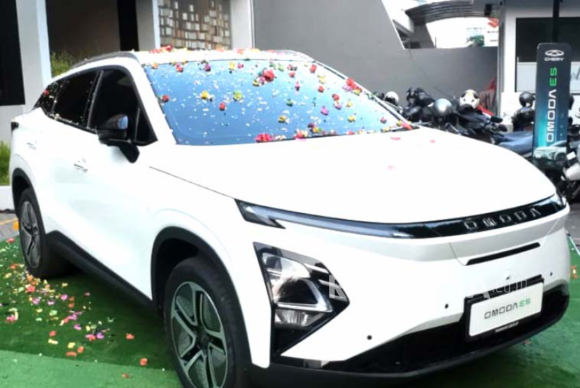 Perusahaan otomotif asal Tiongkok, Chery Automobile memperkenalkan produk mobil listrik pertamanya, Omoda E5. 