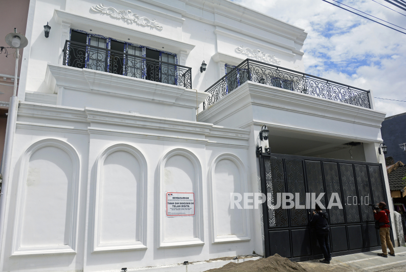 Jurnalis mengambil gambar rumah sitaan milik mantan Menteri Pertanian Syahrul Yasin Limpo. KPK menyita rumah diduga milik eks Mentan Syahrul Yasin Limpo di Parepare Sulsel.
