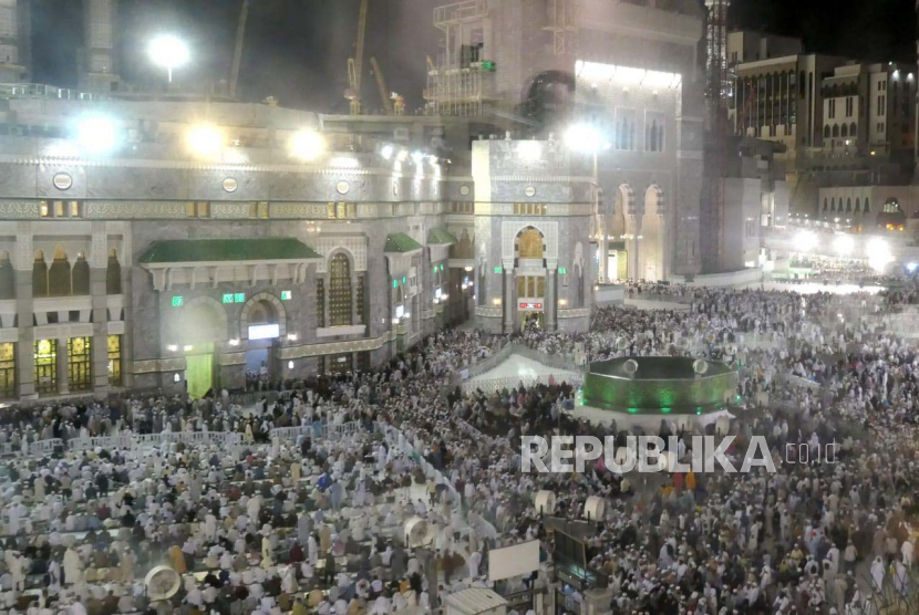 Jamaah calon haji memadati pelataran Masjidil Haram usai mengikuti shalat magrib di Makkah, Arab Saudi, Rabu (14/6/2023). 