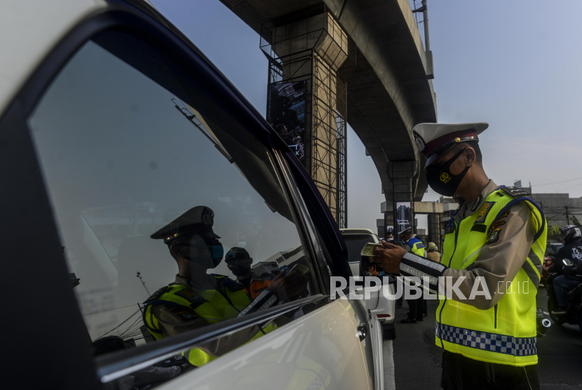 Polres Jakarta Barat memberlakukan sanki tilang ganjil-genap mulai Kamis (28/10) (ilustrasi).