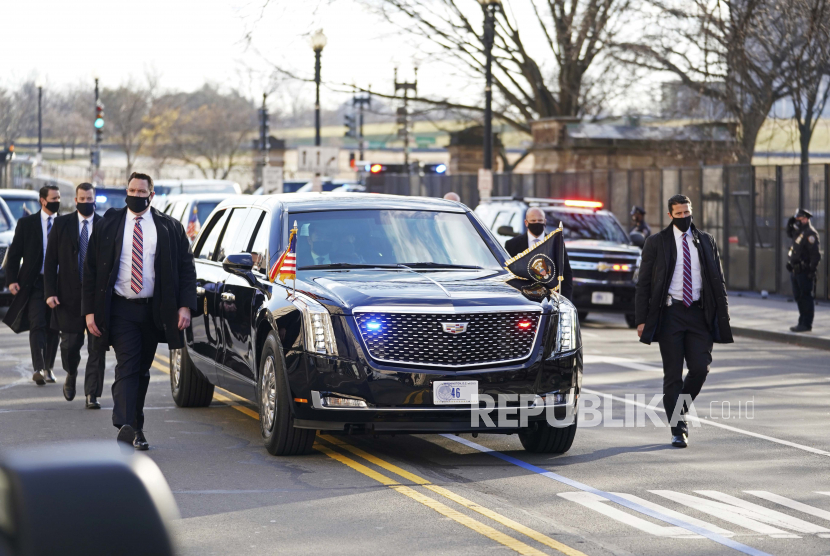  Presiden Joe Biden dan Ibu Negara Jill Biden, berkendara di dekat Gedung Putih selama Pengawalan Presiden ke Gedung Putih, Rabu (20/1/2021)  di Washington.