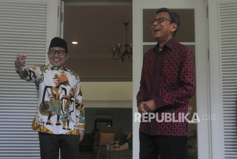 Ketua Umum PKB Muhaimin Iskandar (kiri) bersama Wakil Presiden RI ke-11 Boediono berbincang sebelum pertemuan di Jakarta, Rabu (17/5/2023). Pertemuan tersebut sebagai ajang bersilaturahim sekaligus membahas perkembangan politik serta isu-isu terkini di Indonesia.